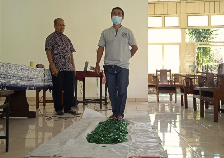 Tim KKPKC mengikuti Pelatihan Hipnoterapi bersama Fr. Paskalis Wangga, CMM, M.Pd, CHt Tim KKPKC mengikuti Pelatihan Hipnoterapi bersama Fr. Paskalis Wangga, CMM, M.Pd, CHt